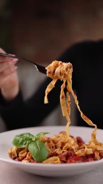 レストランで美味しいパスタ クローズアップ — ストック動画
