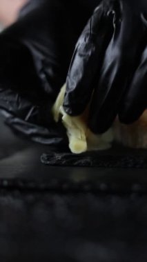 Şef lezzetli Japon ekmekleri pişirir.