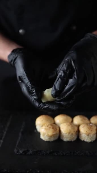 Şef Lezzetli Japon Ekmekleri Pişirir — Stok video