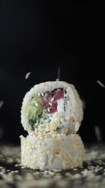 Chef Cocina Deliciosos Rollos Japoneses — Vídeo de stock