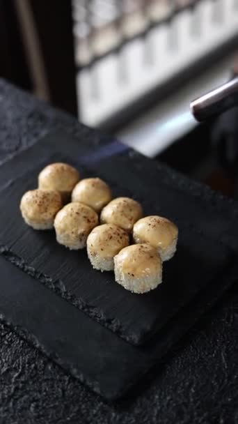 Koki Memasak Roti Gulung Jepang Yang Lezat — Stok Video