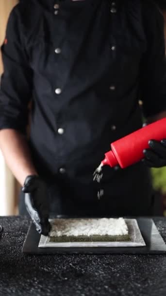 Chef Cocina Deliciosos Rollos Japoneses — Vídeos de Stock