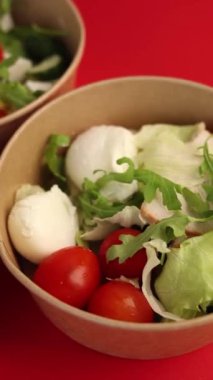 Sağlıklı bir diyetten salata. Kapatın. Kargo