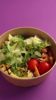 Sağlıklı bir diyetten salata. Kapatın. Kargo