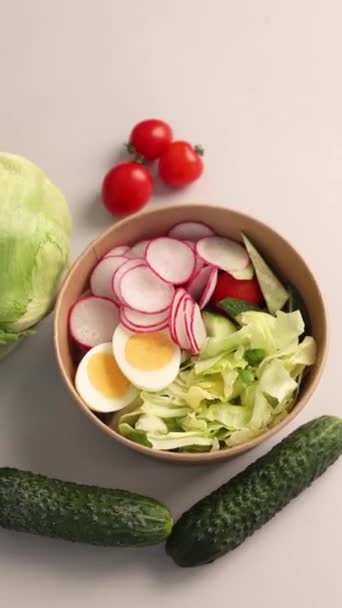 健康的な食事からサラダ クローズアップ デリバリー — ストック動画