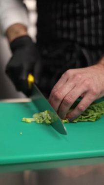 Şef restoranda lezzetli yemekler pişirir.