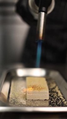 Şef restoranda lezzetli yemekler pişirir.