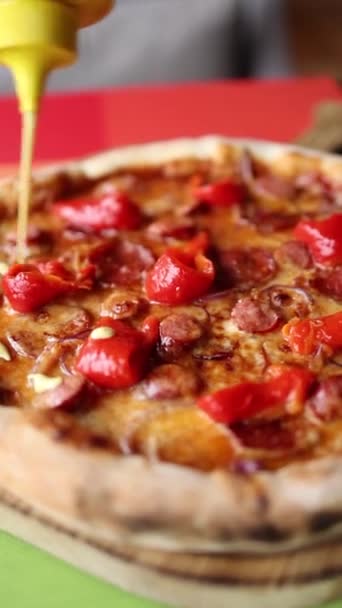 Chef Cozinha Pizza Com Salsicha Queijo Tomate — Vídeo de Stock