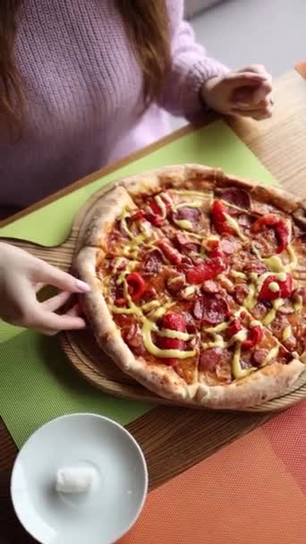Chef Lagar Pizza Med Korv Ost Tomater — Stockvideo