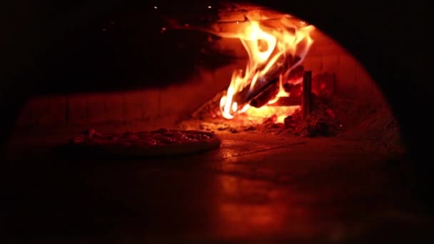 Szef Kuchni Gotuje Pizzę Kiełbasą Serem Pomidorami — Wideo stockowe