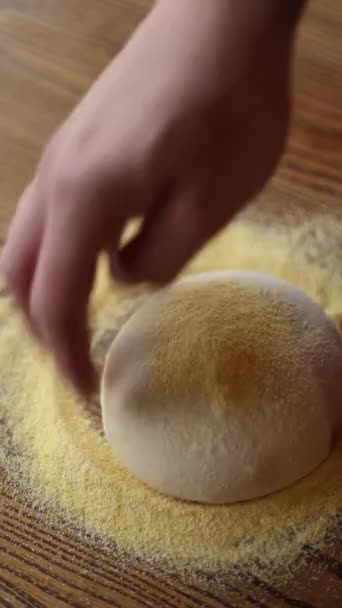 Σεφ Μαγειρεύει Πίτσα Λουκάνικο Τυρί Ντομάτες — Αρχείο Βίντεο