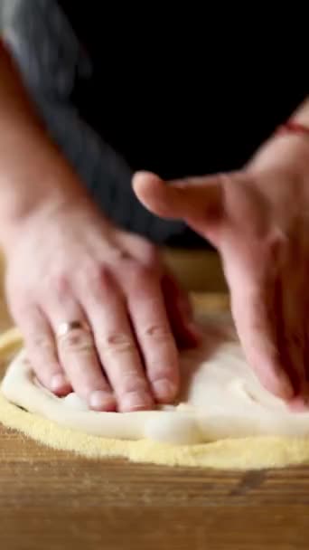 Chef Memasak Pizza Dengan Sosis Keju Tomat — Stok Video