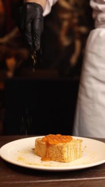 Pasta şefi restoranda lezzetli tatlılar hazırlar.