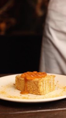 Pasta şefi restoranda lezzetli tatlılar hazırlar.