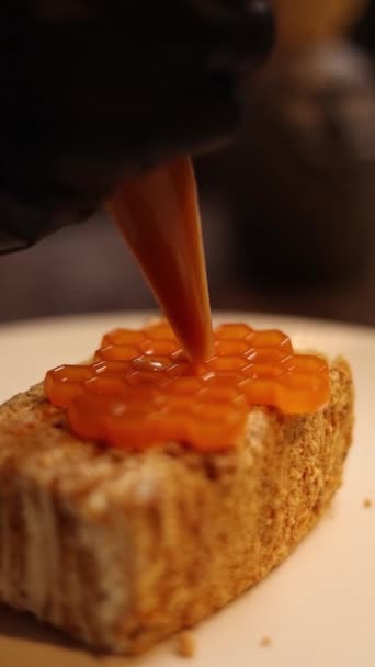 Ζαχαροπλαστείο Σεφ Ετοιμάζει Νόστιμα Γλυκά Στο Εστιατόριο — Αρχείο Βίντεο