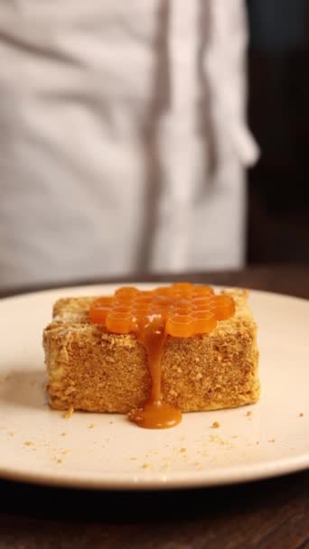 Ζαχαροπλαστείο Σεφ Ετοιμάζει Νόστιμα Γλυκά Στο Εστιατόριο — Αρχείο Βίντεο