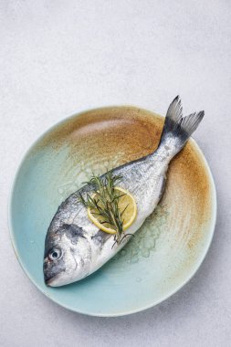 Tabakta taze, çiğ dorado. Kapat.