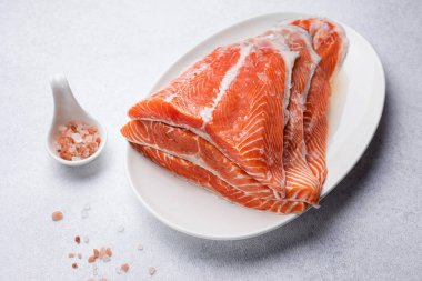 Beyaz tabakta taze, lezzetli somon filetosu.