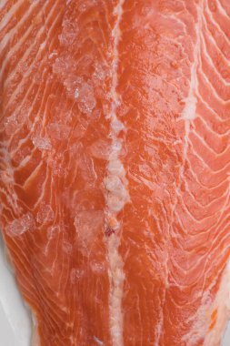 Beyaz tabakta taze, lezzetli somon filetosu.