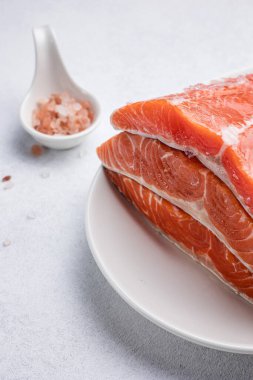 Beyaz tabakta taze, lezzetli somon filetosu.