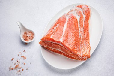 Beyaz tabakta taze, lezzetli somon filetosu.