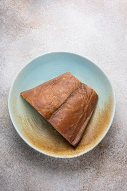 Tabakta füme balık filetosu.