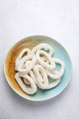 Donmuş mürekkep balığı halkaları. Kapat.