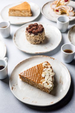 Lokantada lezzetli tatlılar var. Yakın plan.