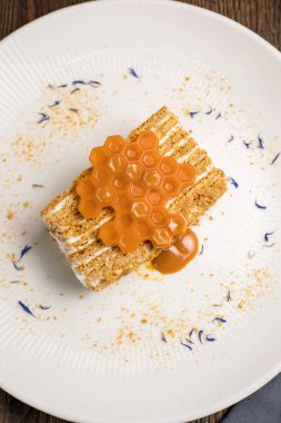 Lokantada lezzetli bir ballı pasta. Kapat.