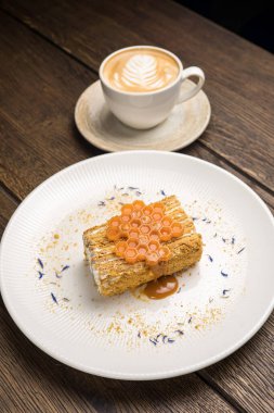 Lokantada lezzetli bir ballı pasta. Kapat.