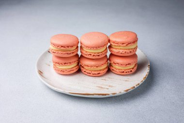 Sarı dolgulu turuncu kurabiyeler. Kapat.