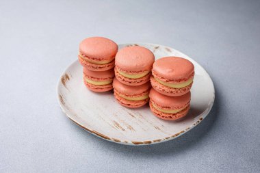 Sarı dolgulu turuncu kurabiyeler. Kapat.