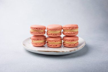 Sarı dolgulu turuncu kurabiyeler. Kapat.