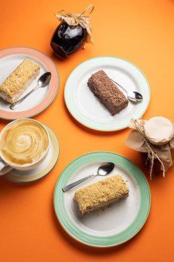 Lokantada nefis bir Napolyon keki. Yakın plan.