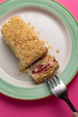 Lokantada nefis bir Napolyon keki. Yakın plan.