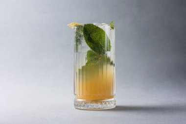 Lezzetli, alkolsüz bir kokteyl. Kapat.