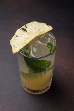 Lezzetli, alkolsüz bir kokteyl. Kapat.