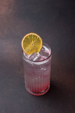 Lezzetli, alkolsüz bir kokteyl. Kapat.