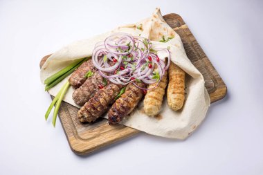 Tahta üzerinde nefis Lyulya kebabı. Yakın plan. 