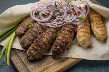 Tahta üzerinde nefis Lyulya kebabı. Yakın plan. 