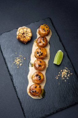 Tayland yemeği servisi. Siyah arkaplanda deniz tarakları