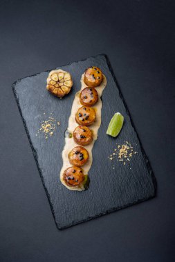 Tayland yemeği servisi. Siyah arkaplanda deniz tarakları