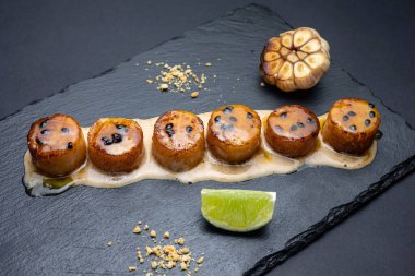 Tayland yemeği servisi. Siyah arkaplanda deniz tarakları