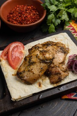 Koyu ahşap masadaki Gürcü et yemekleri. 