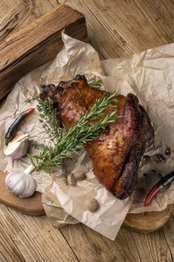 Ahşap bir masada nefis bir et parçası.