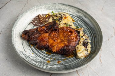 Lokantada ya da barda leziz et yemekleri. Yakın çekimler