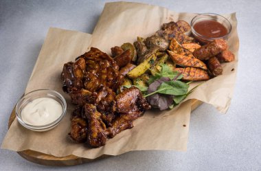 Lokantada ya da barda leziz et yemekleri. Yakın çekimler