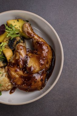 Lokantada ya da barda leziz et yemekleri. Yakın çekimler