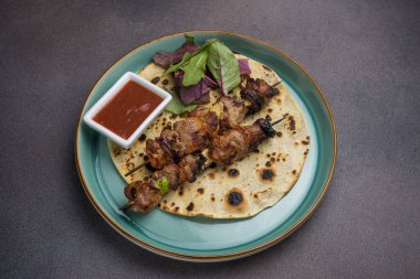 Bir restoranda ya da barda lezzetli bir Asya mutfağı. Yakın çekimler