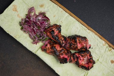 Bir restoranda ya da barda lezzetli bir Asya mutfağı. Yakın çekimler